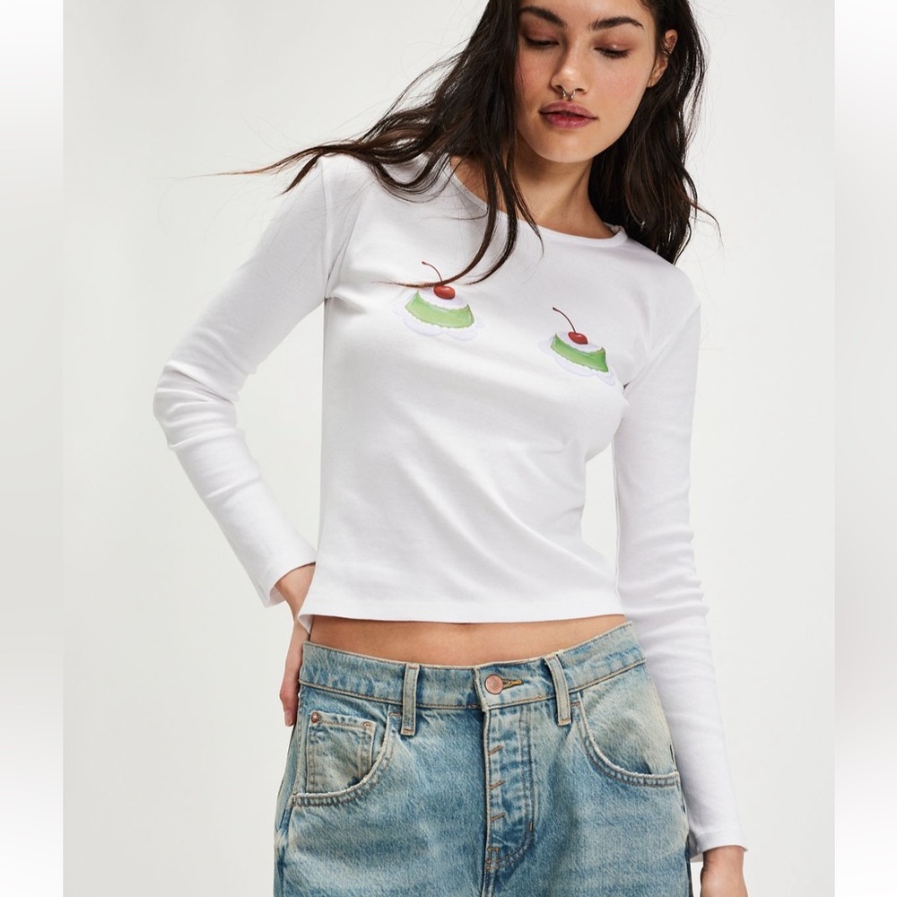 White Long Sleeve Top Lisa says gah Dana long sleeve fruitcake - Picture 2 of 2